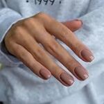 Elegancia y Estilo: Comparativa de los Mejores Esmaltes para Uñas Grises y Rosas