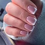 Uñas Blancas y Fucsia: Comparativa de los Mejores Esmaltes y Tips para un Estilo Impecable